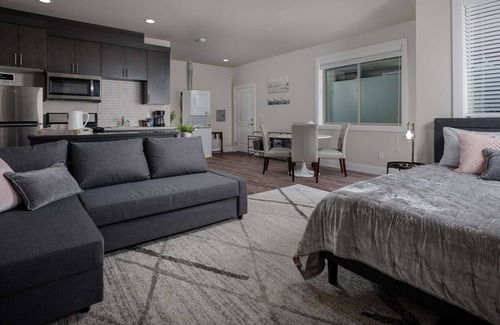 Milwaukie Condo | Perfect Couples Escape! Next to MAX Station ~ 7Miles 2 Downtown ~ Pet Friendly ~ Bright & Open