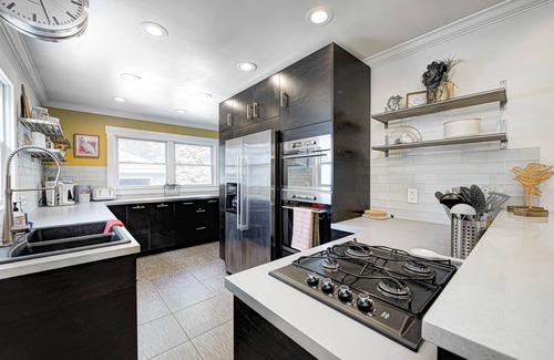 Broad Ripple House | Perfect Fall Getaway: Hot Tub, Bikes, & Dog Friendly in Heart of Broad Ripple!