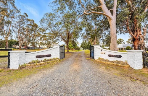Cranboune South House | Perfect Family Getaway in Cranbourne South!
