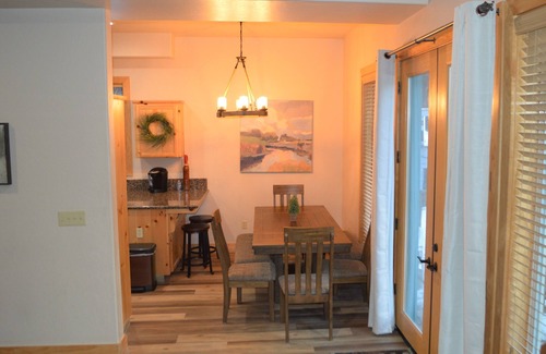 Shaver Lake Cabin | Perfect Family Getaway for 10 with game room just minutes away to Shaver Lake
