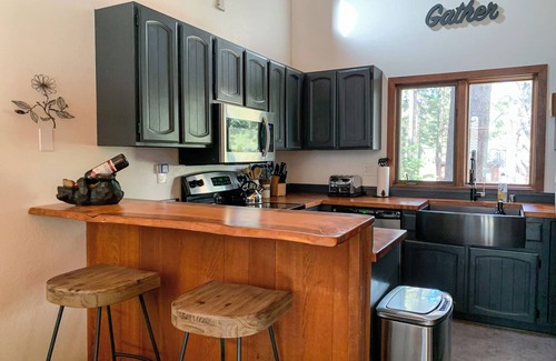 Mammoth Lakes House | Perfect Family Townhome! Cozy w/Vaulted Ceilings & WIFI