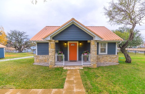 Graford Cottage | Perfect fisherman’s getaway. Picturesque cottage on deep water cove.