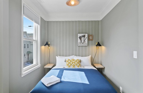 Pilsen Apartment | Perfect for a Hip and Romantic Getaway - This Chic Studio Offers the Best of the City by AllSet Turnover