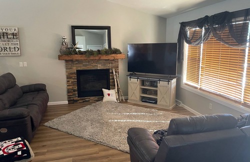 Oshkosh House | Perfect for E.A.A. 4 Bedroom with pool