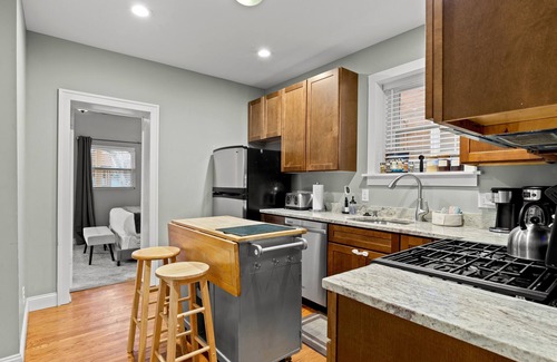 Southwest Garden House | Perfect for Families & Groups - Safe & Near Everything! w/Playground & Parking