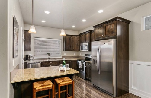 West Valley House | Perfect For Groups | Near The Village & Mall