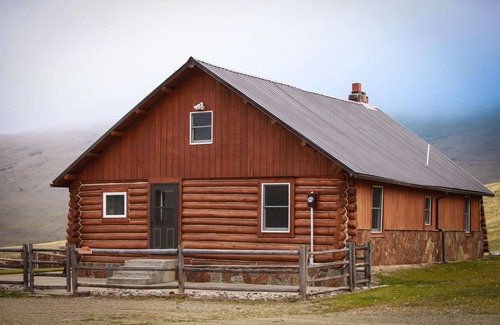 Glacier Country Cabin | Perfect for hiking, wildlife viewing and photography. Endless Mountain views!