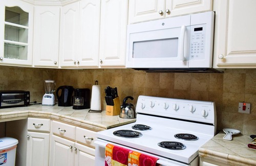 West Gate Hills Apartment | PERFECT FOR LARGE GROUPS-EXCELLENT LOCATION, MINUTES FROM EVERYTHING.