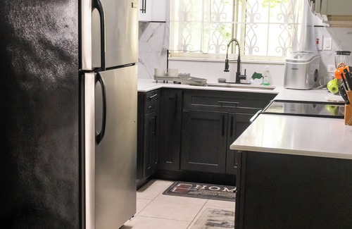 West Gate Hills Apartment | PERFECT FOR LARGE GROUPS-EXCELLENT LOCATION, MINUTES FROM EVERYTHING.