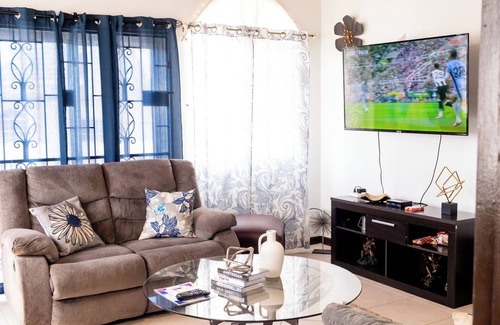 West Gate Hills Apartment | PERFECT FOR LARGE GROUPS-EXCELLENT LOCATION, MINUTES FROM EVERYTHING.