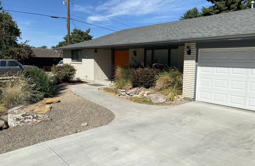 Caldwell House | Perfect for Long Stays. Recently remodeled townhouse next to Freeway & C of I.