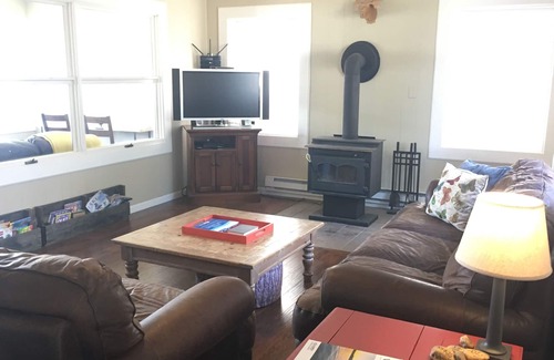 Warsaw House | Perfect for your family getaway.