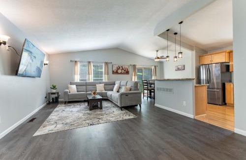 Ballwin House | Perfect Getaway 3BR 3BA Home Close to Parks and Shopping