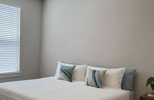 Addicks Apartment | Perfect Getaway: Luxury 2 BR Apt w/ Pool