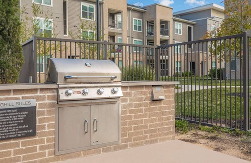 Addicks Apartment | Perfect Getaway: Luxury 2 BR Apt w/ Pool