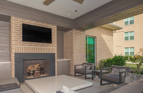 Addicks Apartment | Perfect Getaway: Luxury 2 BR Apt w/ Pool