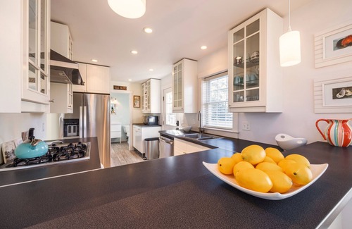 Fairhaven Cottage | Perfect Island Location - Close to Beaches, Martha’s Vineyard Ferry & Cape Cod.