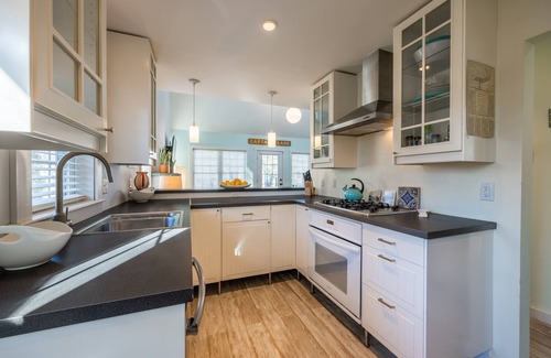 Fairhaven Cottage | Perfect Island Location - Close to Beaches, Martha’s Vineyard Ferry & Cape Cod.