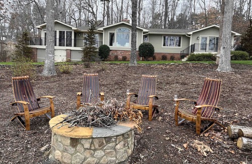 Seneca House | Perfect lake property for Clemson Game Day!