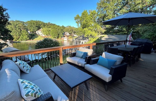 New London House | Perfect Lakefront Getaway on Badin Lake