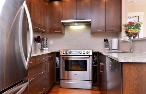 Downtown Victoria Boat Rental | Perfect Location Beautiful View Free WIFI Free Parking 2 blocks to Inner Harbour