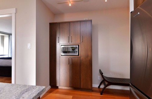 Downtown Victoria Boat Rental | Perfect Location Beautiful View Free WIFI Free Parking 2 blocks to Inner Harbour