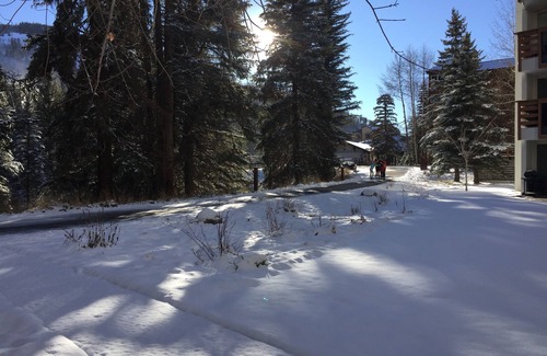 Vail Condo | Perfect Location - Steps to Gondola Walking/Bike Path Close to Restaurants Shops