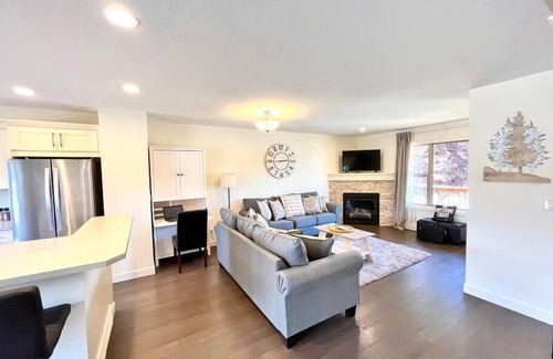 East Kootenay House | Perfect Mt. View Townhouse | Garage | Deck | BBQ