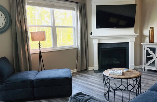 Belville House | Perfect Retreat for Two: Hot Tub, Firepit, Total Privacy, Near Beaches, Downtown