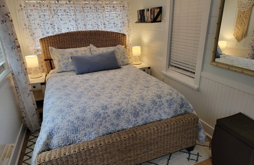 Venice Cottage | Perfect Riverside Getaway! Enjoy Hiking, Kayaking, or Relaxing by the Firepit!