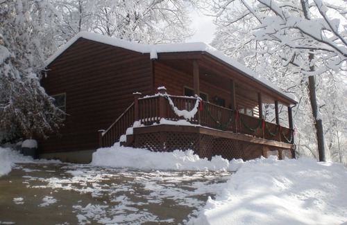 Clyde Cabin | Perfect Romantic Getaway for 2 with a Porch Overlooking Creek!