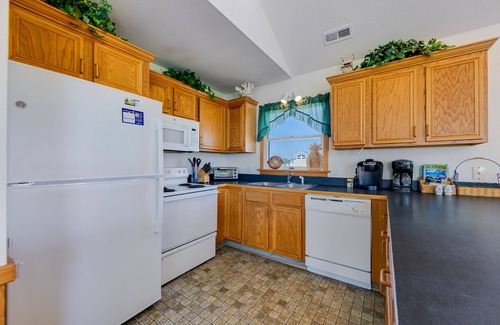 Palisade Acres House | Perfect semi-oceanfront Getaway with Full Kitchen, WIFI, and A/C | Dog-friendly