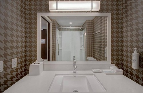 Garden Grove Hotel | Perfect Spot for Unwinding! 2 Units with Free Breakfast, Pets Allowed!