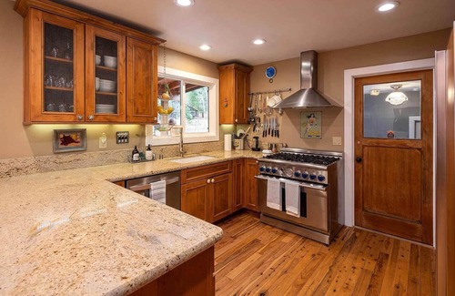 Ponderosa Palisades House | Perfectly Appointed, Close to Downtown w/Summer Backyard Oasis & Hi Speed Wifi