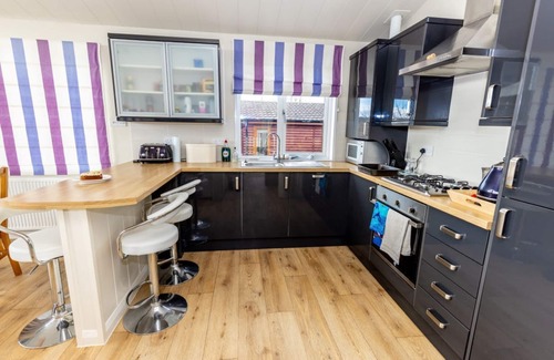 Newton Ferrers Cabin | Perfectly located 3 bedroom lodge in Newton Ferrers