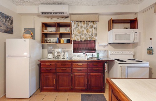 San Pedro Apartment | Perfectly located apartment w/WiFi, AC, shared garden/pool - steps to seashore