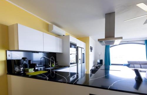 Pantai Apartment | Perla sul mare con piscina