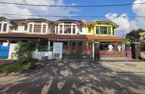 Bandar Baru Permas Jaya Apartment | Permas 14min to MidValley 10pax WiFi TV Box 4BRoom