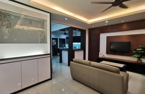 Bandar Baru Permas Jaya Apartment | Permas 14min to MidValley 10pax WiFi TV Box 4BRoom