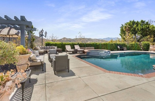 Perris House | Perris' Prosecco Palace-Panoramic Lake & Mtn View