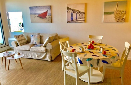 Perros-Guirec Apartment | Perros-Guirec, sea view, beach 100m, private parking, wifi.