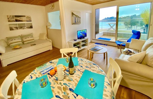 Perros-Guirec Apartment | Perros-Guirec, sea view, beach 100m, private parking, wifi.