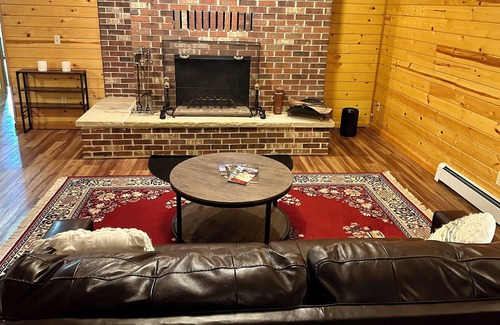 Accident House | Pet and Family Friendly. Minutes to Deep Creek Lake and the Wisp Resort.