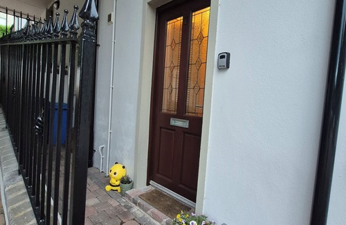 Newcastle Apartment | Pet & Family Friendly Apartment, 2 min walk to the Sea & foot of the mountains.