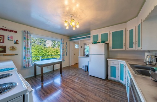 Longbranch House | Pet/Family Friendly Getaway w/Rainier and Marina Views Spacious Outdoor Space
