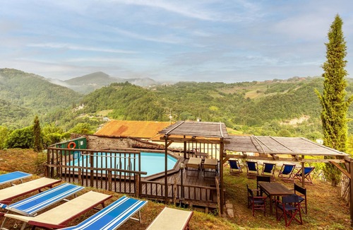 Maglietola House | Pet-Friendly Holiday Home Il Castello with Mountain View, Pool & Wi-Fi
