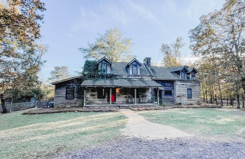 Wilsonville Cabin | Pet Friendly 1800’s cabin! Stay with us for Weddings, Wineries, and more!