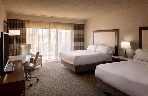 Downtown Resort | Pet Friendly 2 Queen Stay! Sunset Views, Relaxing Pool | Steps from Golf Course!