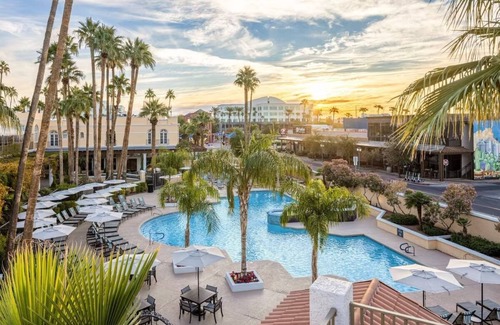Downtown Resort | Pet Friendly 2 Queen Stay! Sunset Views, Relaxing Pool | Steps from Golf Course!