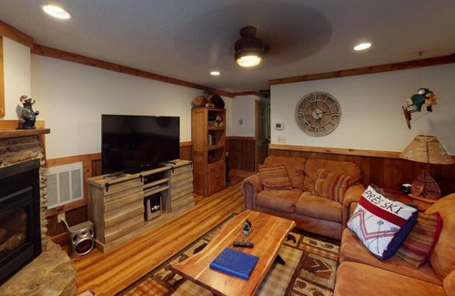 Snowshoe Ski Chalet | PET FRIENDLY 2br/2ba Tree Top -walk to ski/village